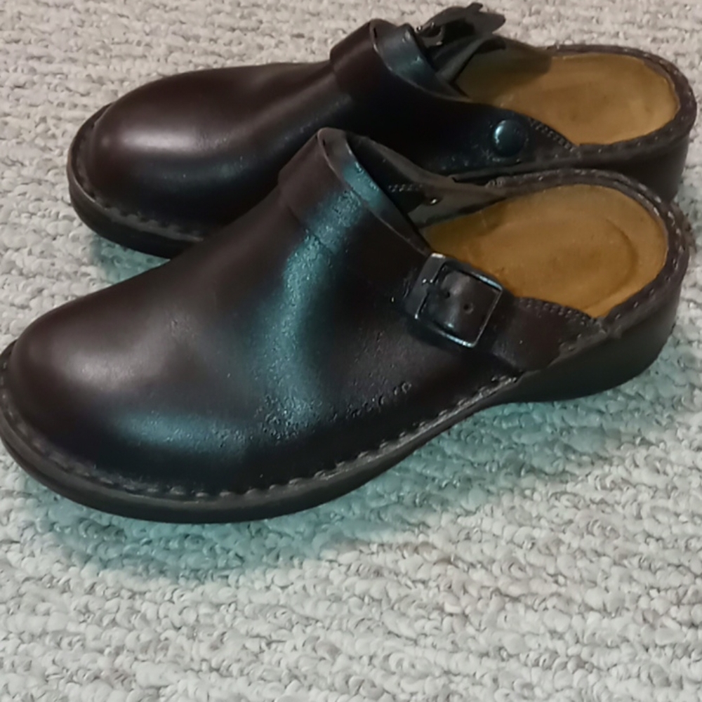 Girls Naot Clogs